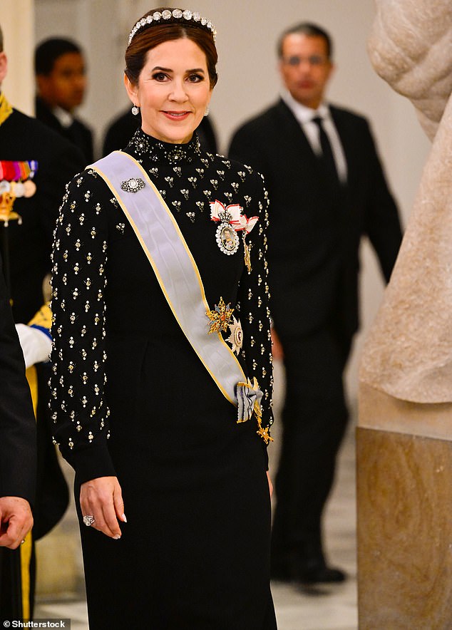 La reina María de Dinamarca estrenó una nueva y espectacular tiara mientras ofrecía un banquete estatal en honor del presidente de Egipto en el Palacio de Christiansborg anoche.