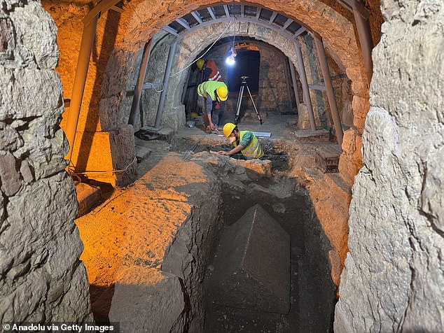 Descubrieron una tumba de piedra caliza de dos metros de largo con una tapa elevada y un techo inclinado enterrada hasta dos metros bajo tierra cerca de la Iglesia de San Nicolás en Turquía.