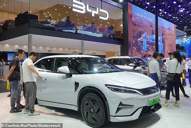 La empresa china BYD, que significa Build Your Dreams, superó recientemente las ventas de ingresos trimestrales de Tesla, informó Bloomberg, con ingresos para los tres meses que terminaron el 30 de septiembre en 28.200 millones de dólares.