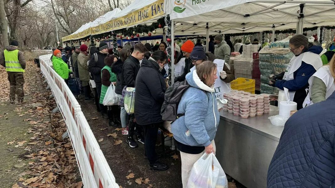 Las comidas servidas en un evento benéfico navideño en Budapest llegan a miles de personas
