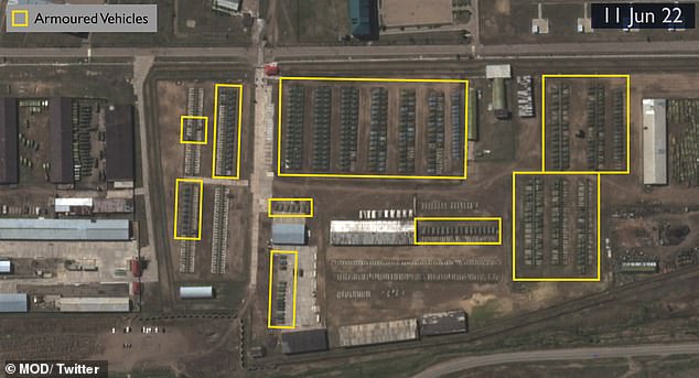 ANTES: Una imagen satelital compartida por el Ministerio de Defensa del Reino Unido muestra tanques en una base en Ulan-Ude, Rusia, en 2022.