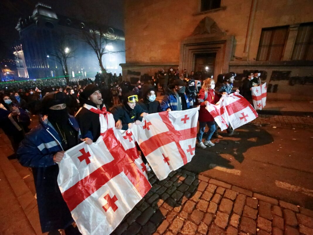 Las protestas en Georgia se extienden cuando el primer ministro rechaza el llamado a nuevas elecciones
