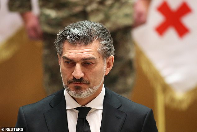 El nuevo presidente de Georgia, Mikheil Kavelashvili (en la foto), observa durante su ceremonia de juramento en el parlamento en Tbilisi, Georgia, el 29 de diciembre de 2024.