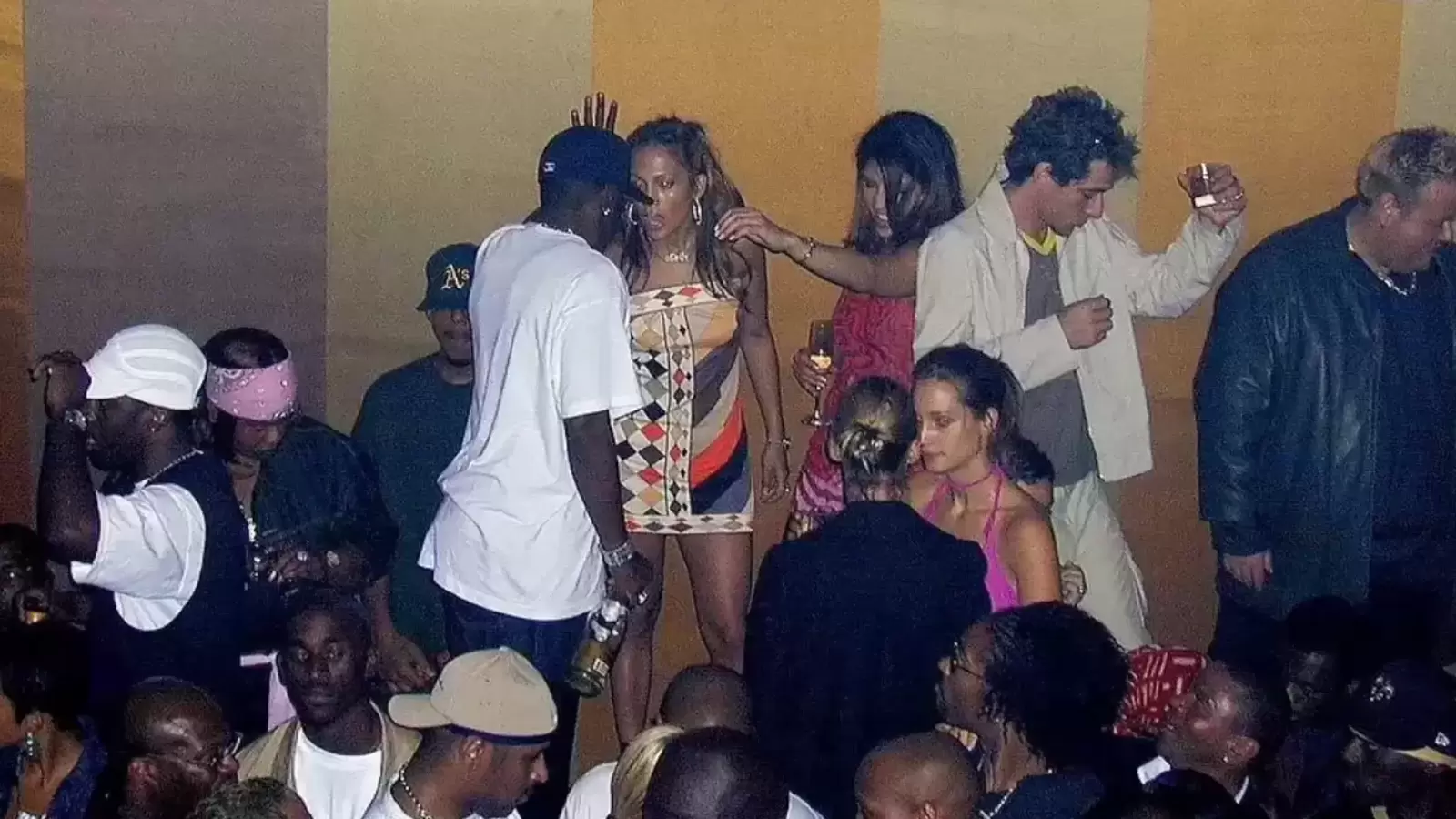 Las supuestas fotos de la fiesta posterior de MTV de Jay-Z surgen en medio de acusaciones de violación que involucran a Diddy
