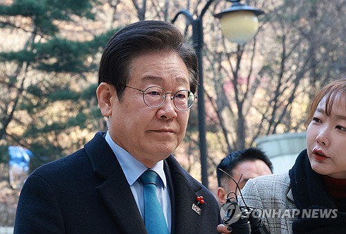 Lee attends first trial on his corruption case after martial law incident