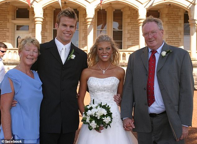 Los abuelos de las tres hijas huérfanas de la presentadora de televisión Erin Jayne Plummer no estuvieron en el funeral de su padre Alan el jueves. Peter y Joy Gard han sido excluidos de la vida de su nieta. Aparecen en la foto con Alan y Erin el día de su boda.