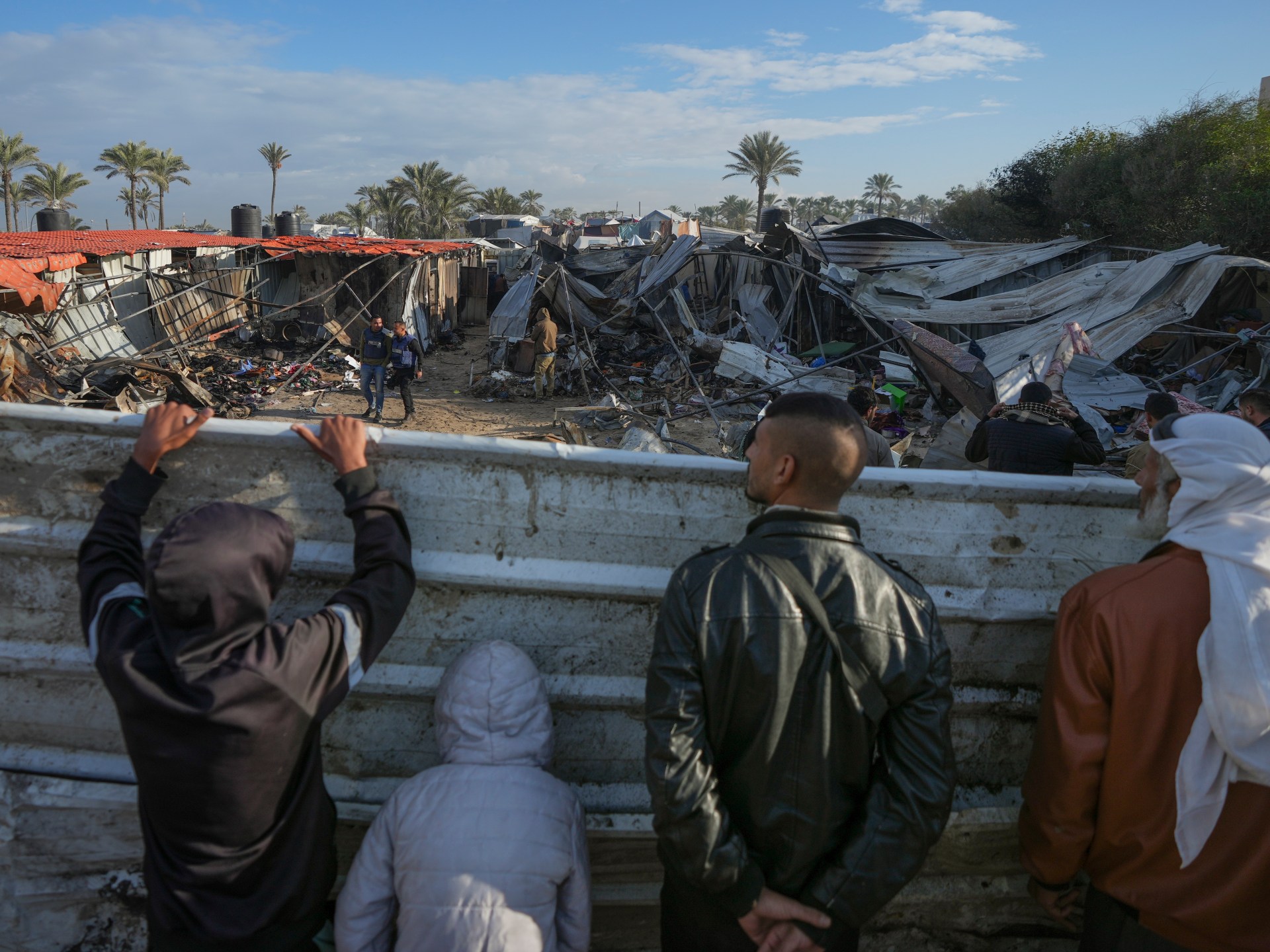 Los ataques israelíes en Gaza matan a decenas mientras un funcionario de Hamas dice que se reanudan las conversaciones
