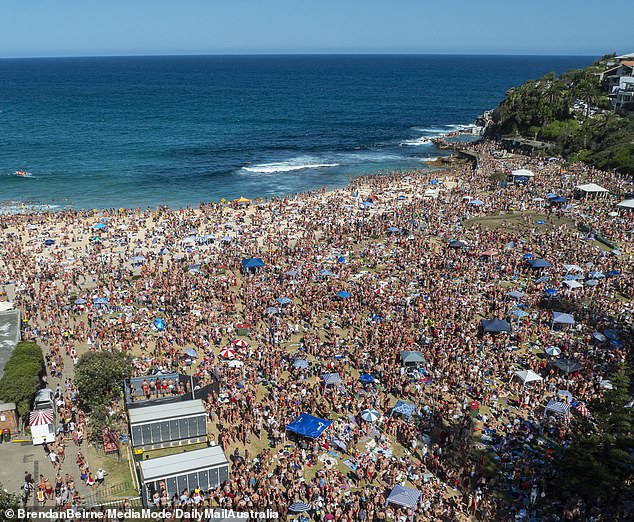 Miles de juerguistas han descendido a Brontë Beach para una fiesta anual del día de Navidad (en la foto) que resultó en que el área fuera destrozada como en años anteriores.