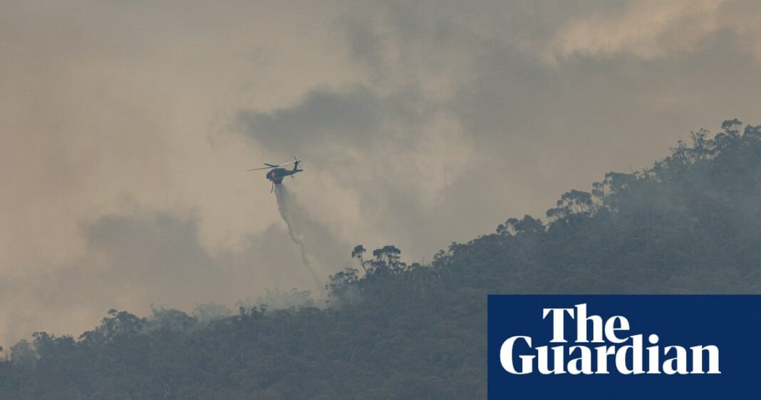 Los bomberos aún temen el brote de los Montes Grampianos después de que un incendio destruyera al menos tres casas
