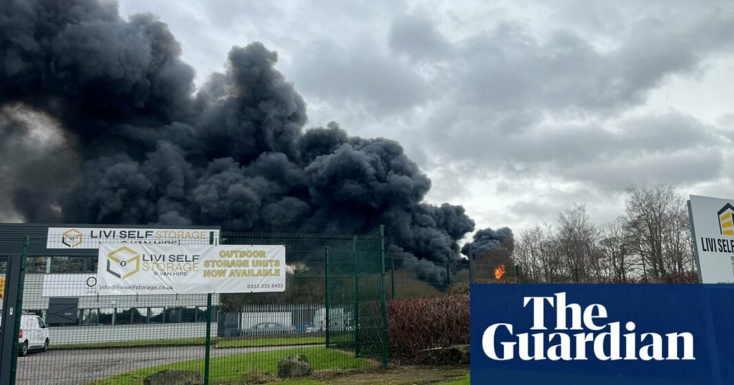 Los bomberos combaten un gran incendio en un polígono industrial en West Lothian
