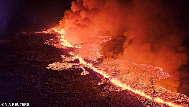 El año pasado por estas fechas, un volcán en la península de Reykjanes en Islandia entró en erupción abriendo una fisura de 4 kilómetros de largo que arrojó cientos de metros cúbicos de lava por segundo (arriba). La Tierra tiene una probabilidad entre seis de sufrir una erupción volcánica aún más masiva este siglo, advierten los científicos