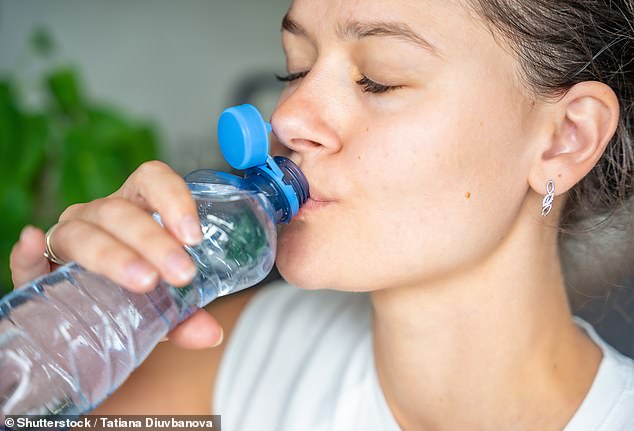 El plástico tiene un promedio de 16.000 químicos y cientos de miles de nanoplásticos que se liberan en el agua cada vez que reutilizas una botella de agua de un solo uso.