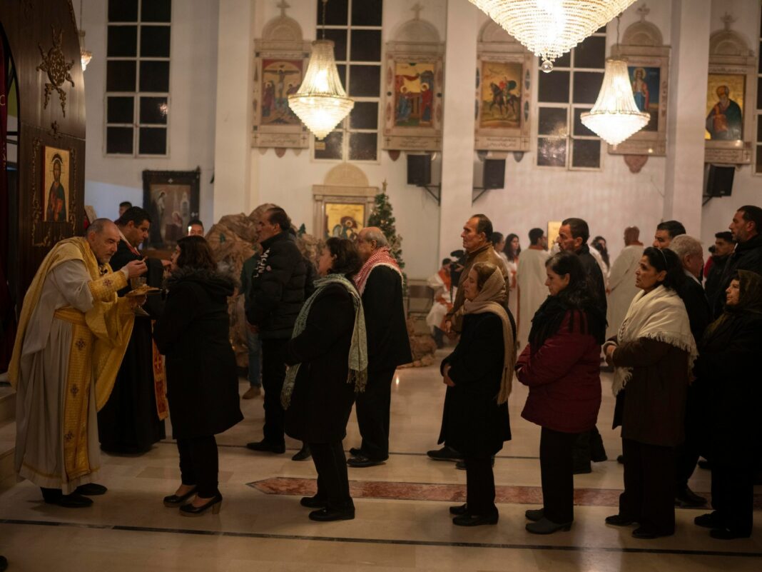 Los cristianos sirios asisten al primer servicio de Nochebuena desde la caída de Al-Assad
