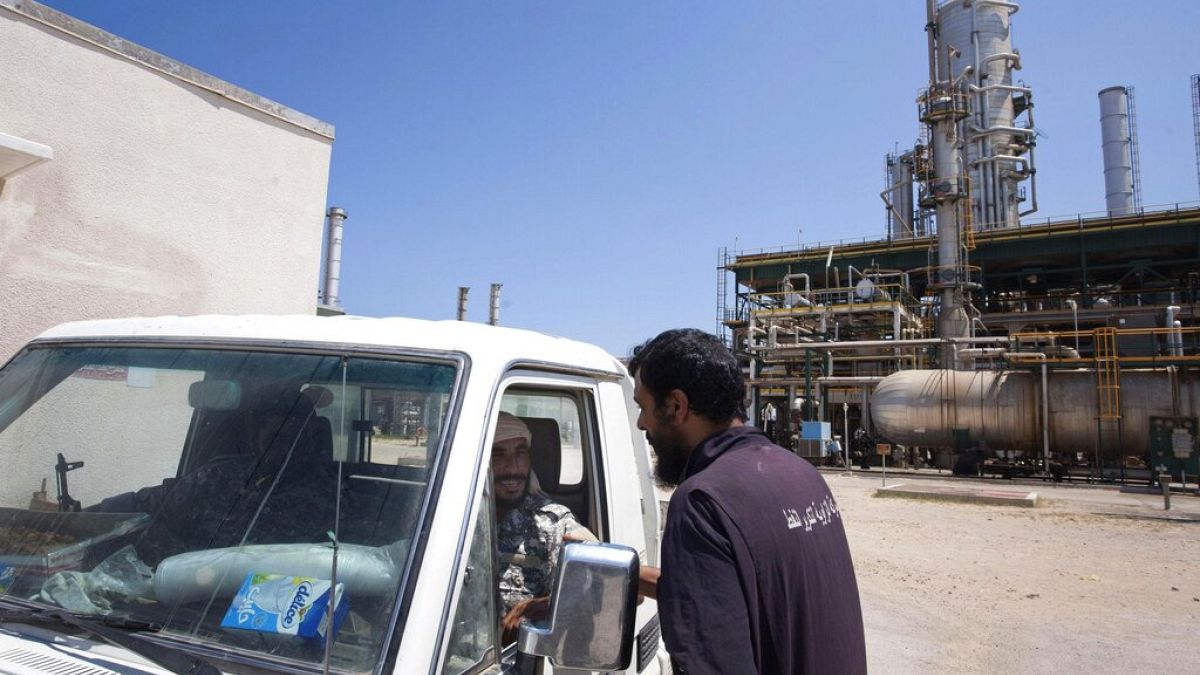 Los enfrentamientos en la ciudad libia de Zawiya causan "daños graves" en una refinería de petróleo
