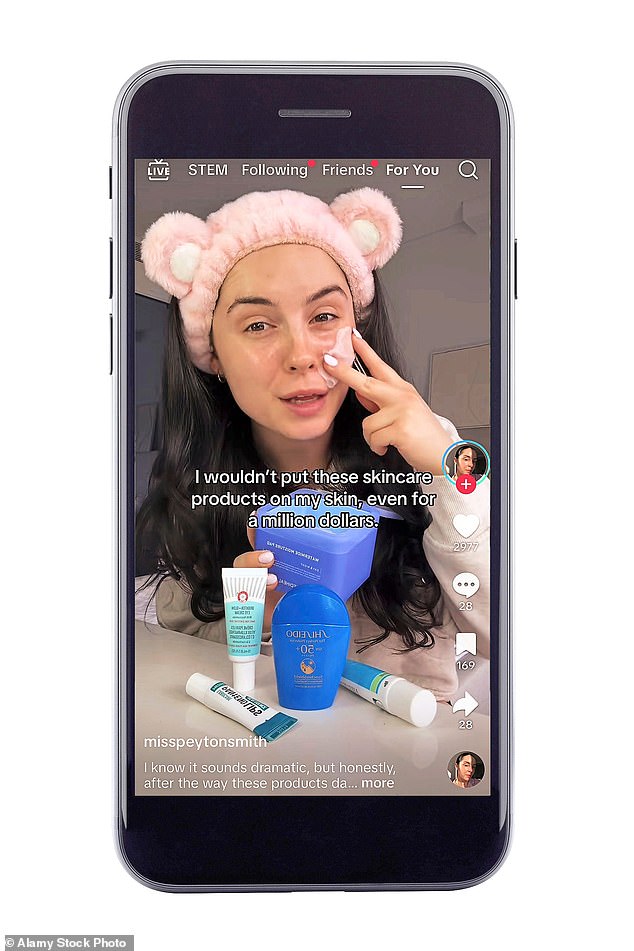 La influencer de Tiktok, Peyton Smith, advierte contra el uso de productos potentes para el cuidado de la piel. Los expertos han advertido que los productos podrían provocar daños graves en la piel.