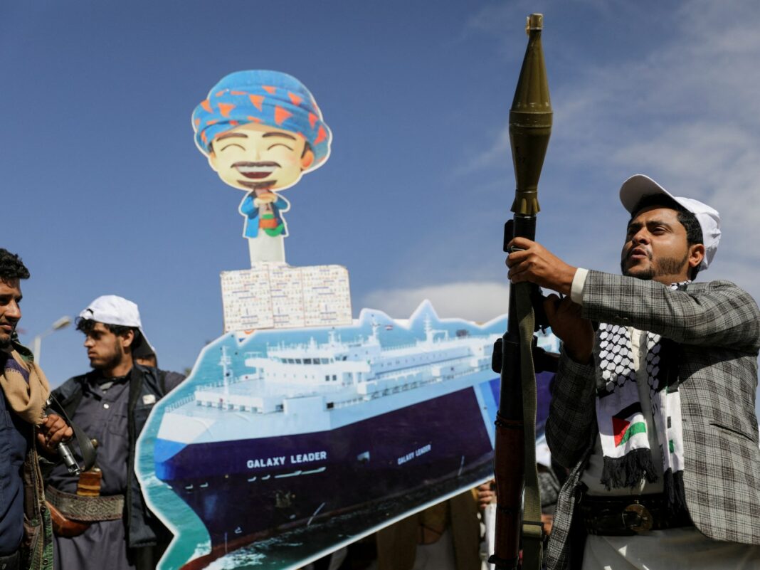 Los hutíes chocan con barcos de la Armada estadounidense en el Golfo de Adén
