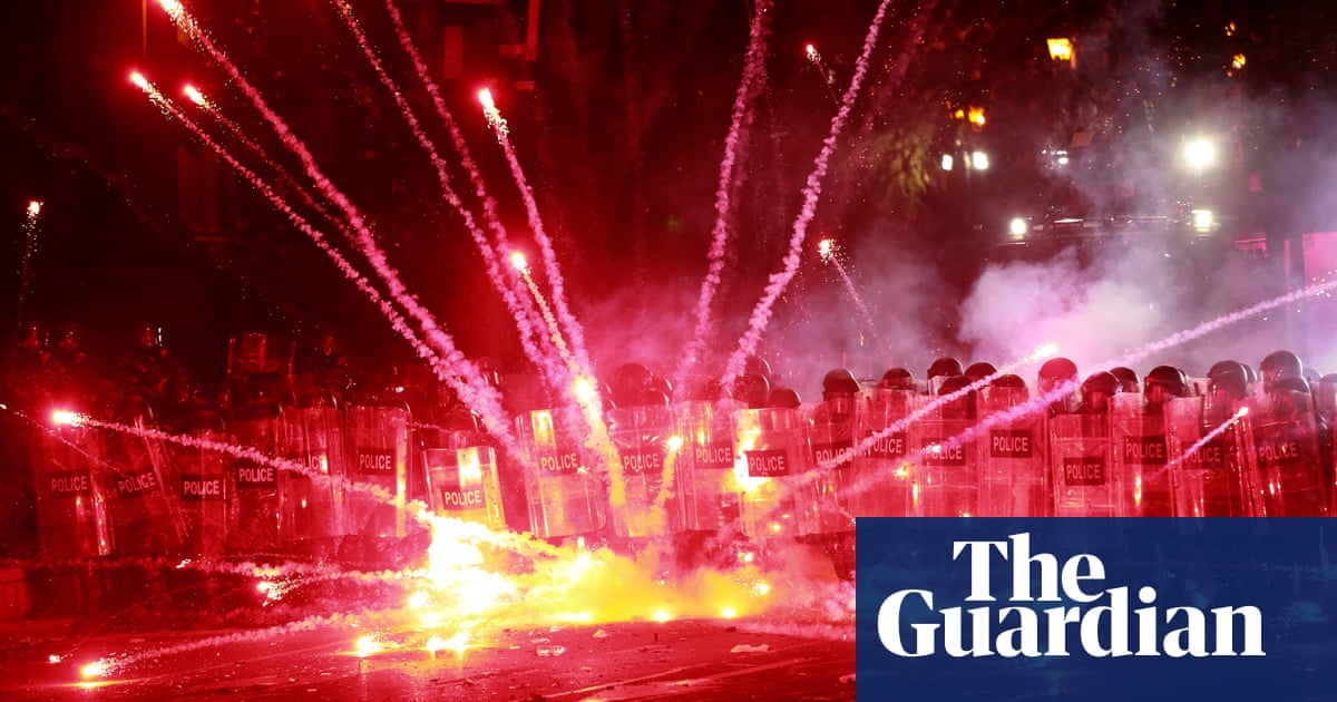 Los manifestantes se concentran en Georgia por cuarta noche mientras la oposición crece hasta congelar las conversaciones de la UE
