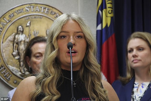 Payton McNabb tenía 17 años cuando sufrió lesiones que le cambiaron la vida después de ser golpeada por un atleta transgénero mientras jugaba voleibol. La imagen muestra a Payton hablando en una conferencia de prensa sobre la inclusión de personas transgénero en los deportes en el Edificio Legislativo de Carolina del Norte en abril de 2023.