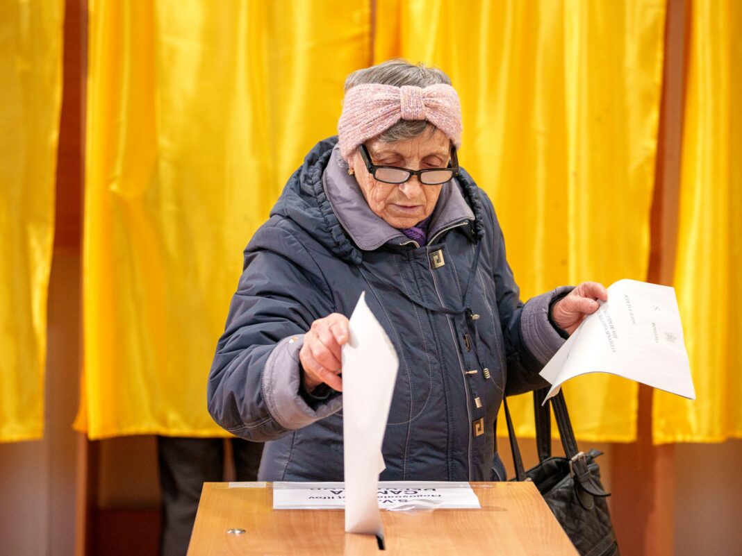 Los rumanos votan en las elecciones parlamentarias mientras la extrema derecha espera lograr avances
