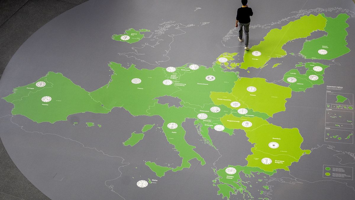 Los servicios de la eurozona se recuperan en diciembre, pero los problemas políticos persisten
