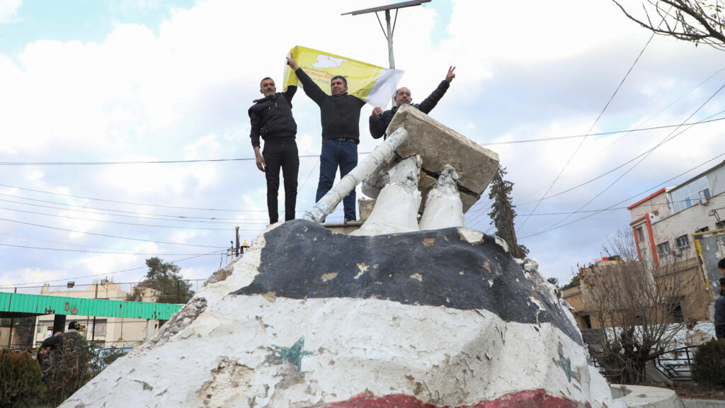 Los sirios celebran el fin del brutal reinado de Assad tras la huida del presidente
