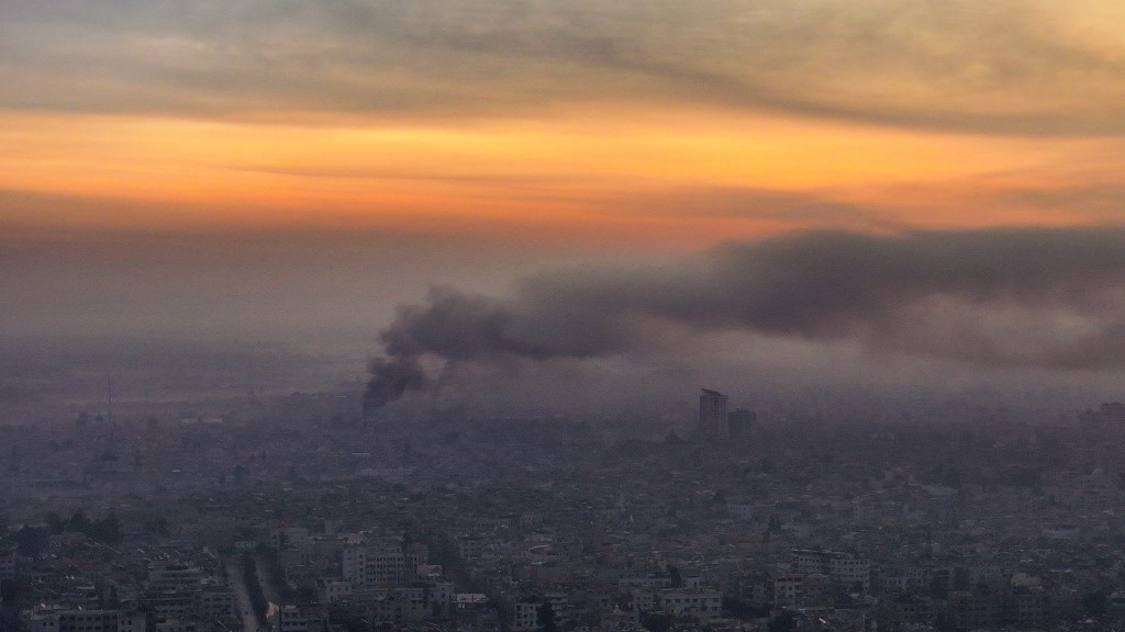 Los sirios dicen que el ejército israelí se encuentra a 25 kilómetros de la capital, Damasco
