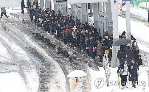 S. Korean workers spend average 74 mins daily on commuting