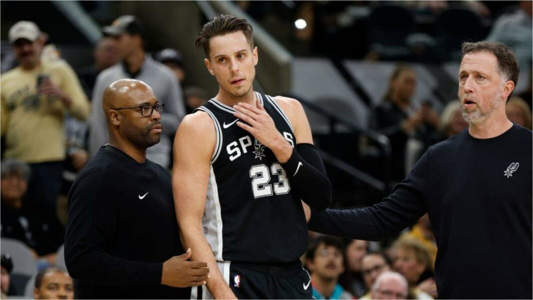 MIRAR: Zach Collins de los Spurs hace un gesto ofensivo después de ser expulsado en la derrota ante los Kings
