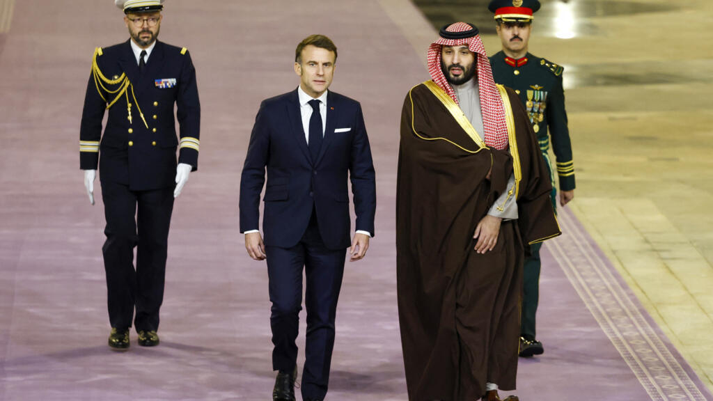 Macron comienza visita de Estado a Arabia Saudita mientras se avecina una crisis política en Francia
