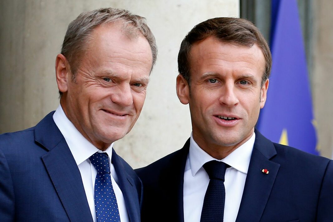 Macron y Tusk discutirán el despliegue de fuerzas de paz en Ucrania después del alto el fuego, informa Bloomberg
