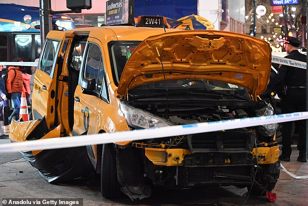 La madre y el hijo estaban entre las siete personas que resultaron heridas cuando el taxi (en la foto) se estrelló afuera de los grandes almacenes Macy's en la ciudad de Nueva York el día de Navidad.