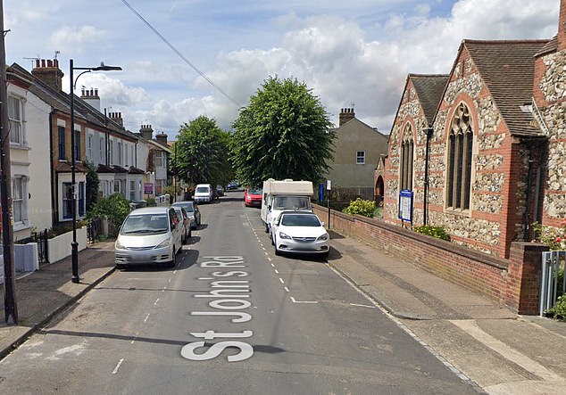 La tragedia tuvo lugar anoche en St John's Road, Westcliff, cerca de Southend-on-Sea, en Essex, en medio de informes de que el vehículo iba 