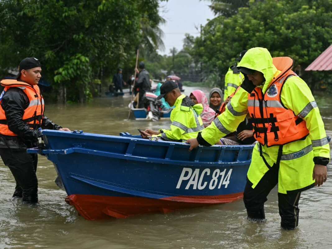 Malasia y Tailandia se preparan para más lluvias después de que las inundaciones mataran a más de 30 personas
