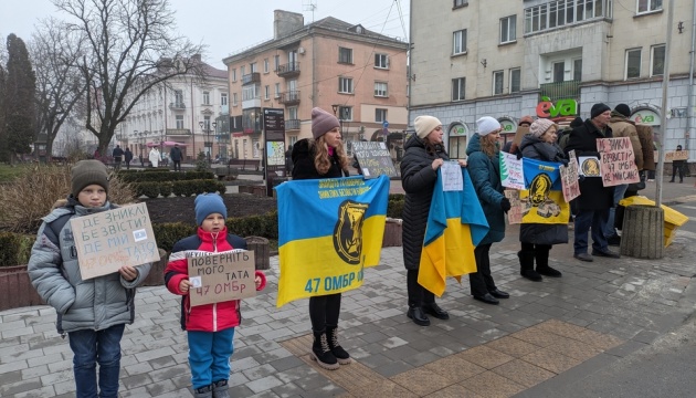 Manifestación en apoyo de los prisioneros de guerra y los defensores desaparecidos retenidos en Ternopil
