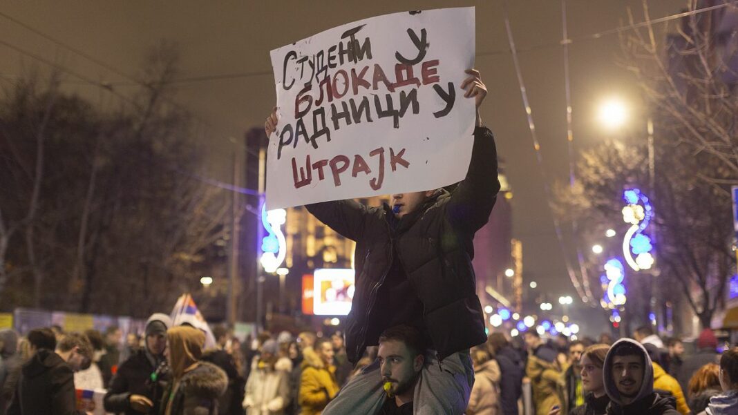 Manifestantes liderados por estudiantes en Serbia se manifiestan contra el gobierno populista
