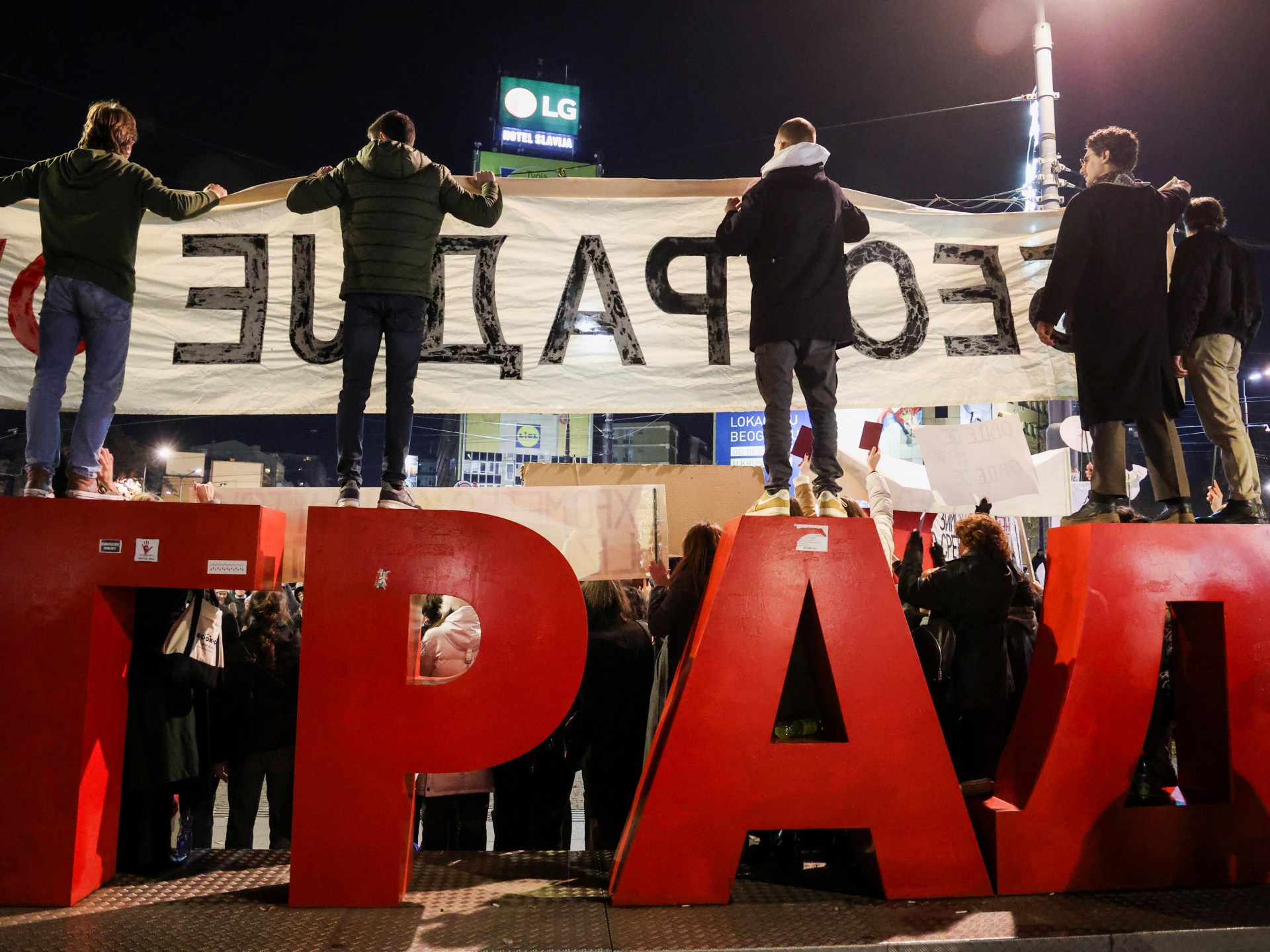 Miles de personas protestan en Serbia mientras aumenta la ira por el accidente en una estación de tren
