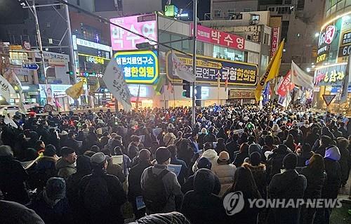 Thousands gather outside Busan lawmaker&apos;s office to demand Yoon&apos;s ouster