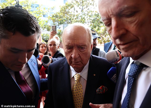 En la foto: Alan Jones, de 83 años, llega a la corte el miércoles protegido por sus abogados Brian Wrench y Chris Murphy.