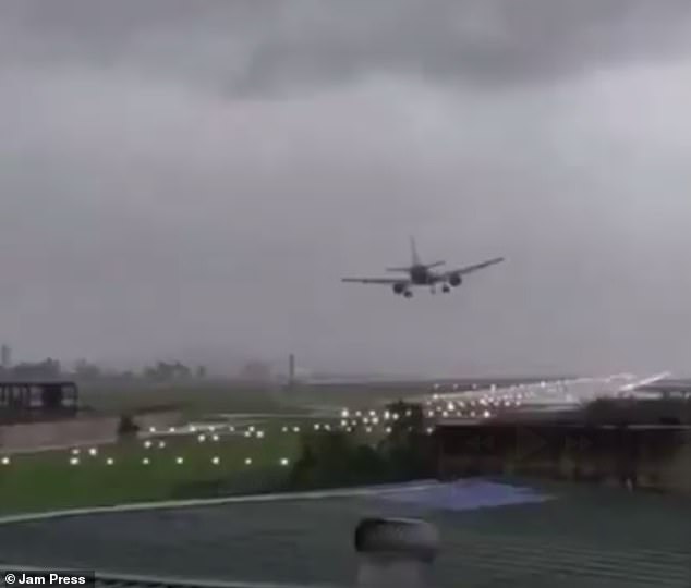 El avión intentó aterrizar en la pista de Chennai pero el viento lo desvió de su rumbo.