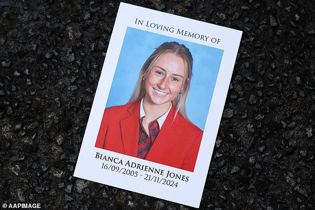 Cientos de dolientes vestidos con ropas coloridas se han reunido para celebrar la vida de Bianca Jones, víctima del envenenamiento en Laos (en la foto).