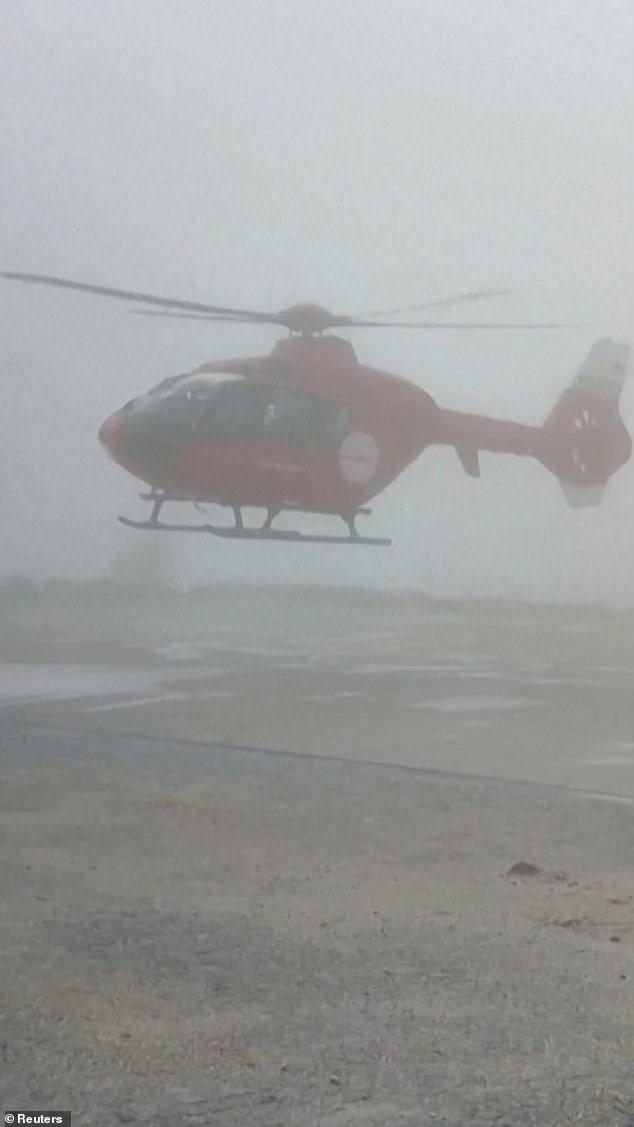 Un vídeo muestra cómo la ambulancia aérea despega del tejado del hospital en medio de una densa niebla.