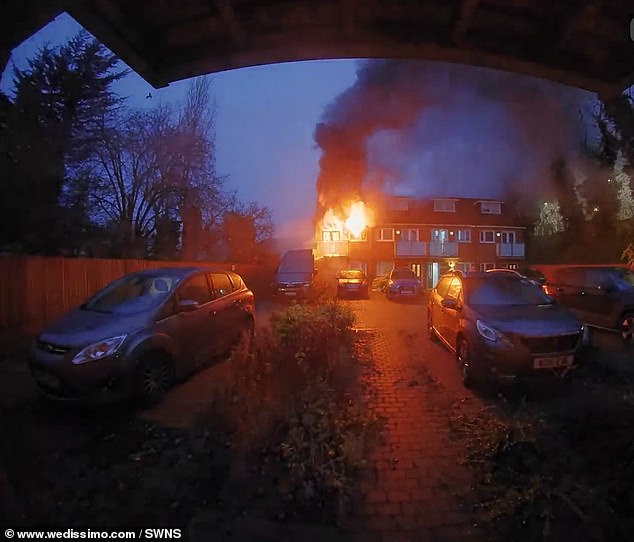 El vídeo muestra que la fuerza de la explosión es tan grande que, según los vecinos, voló las puertas de la casa en Catford.