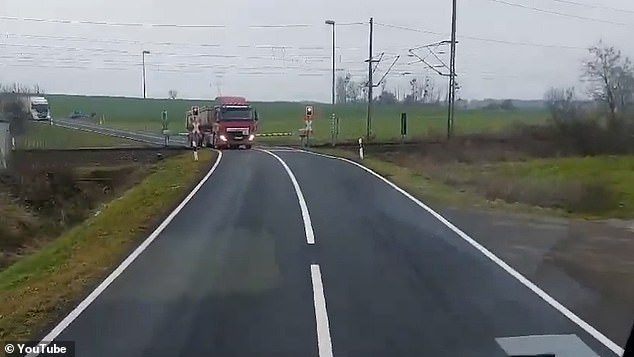 Las imágenes tomadas por un testigo horrorizado mostraron cómo el camión lleno de escombros se quedó atascado en el cruce de la A2 entre Marienborn y Belsdorf en el distrito de Börde en Sajonia-Anhalt alrededor del mediodía del viernes.