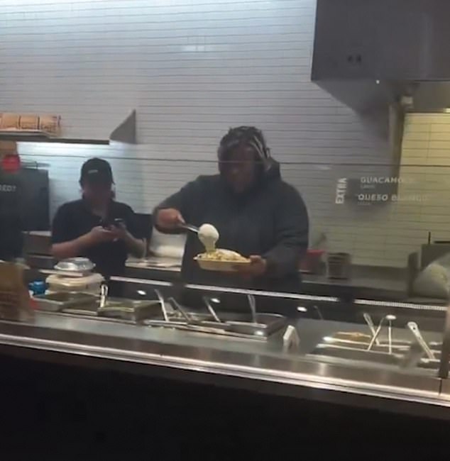 Un video ahora viral muestra cómo una clienta enfurecida caminó detrás del mostrador de un Chipotle en el noreste de Washington DC el sábado y comenzó a preparar su propio plato de burrito.