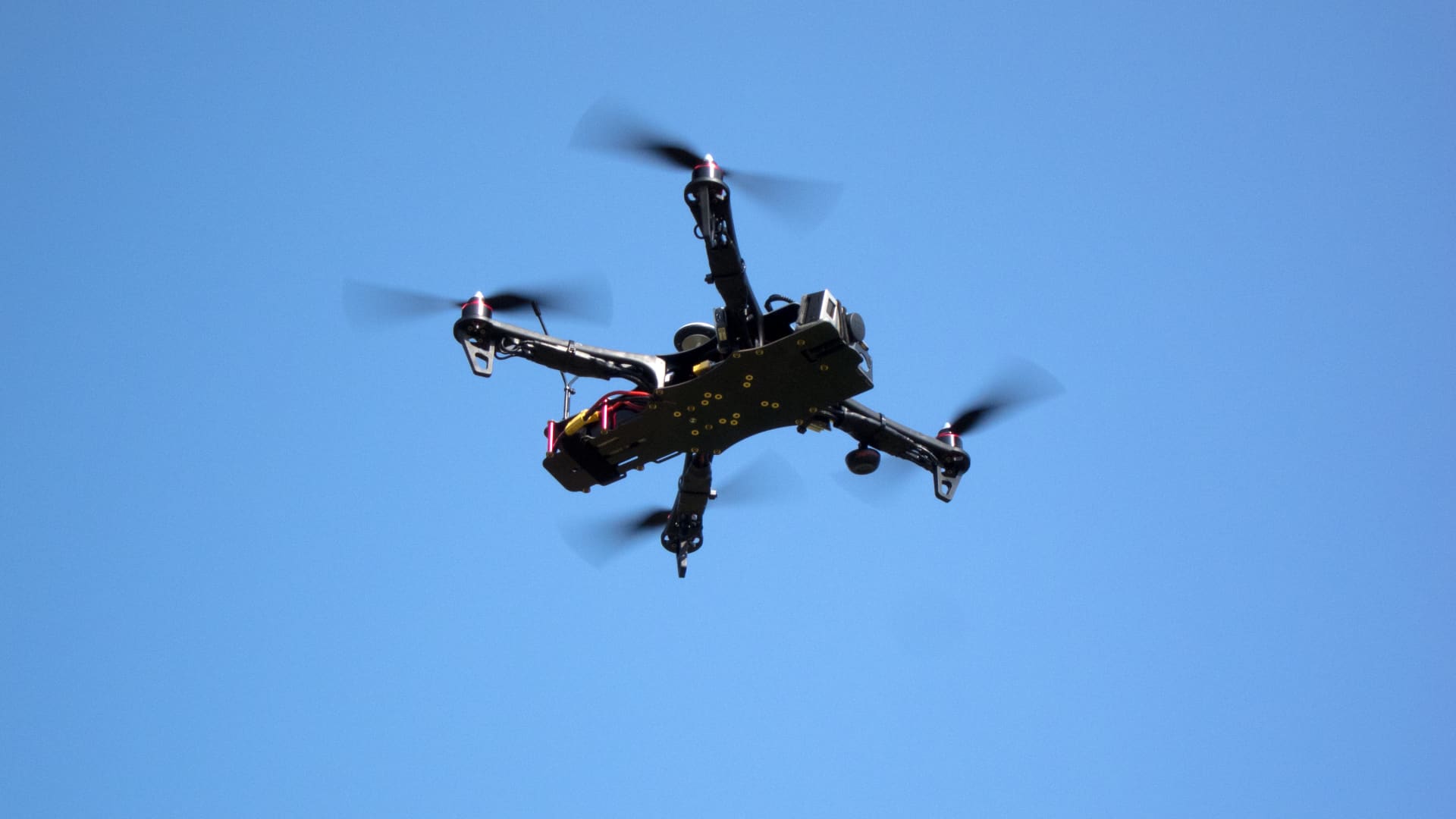 Muchos avistamientos de drones en Nueva Jersey son "aviones tripulados que se identifican erróneamente como drones", dice el FBI
