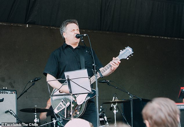 La querida banda de rock neozelandesa The Chills ha revelado sus planes para honrar a su fallecido cantante Martin Phillipps (en la foto), lanzando póstumamente sus grabaciones finales.