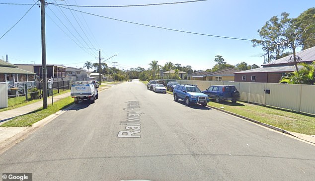 La mujer fue declarada muerta después de que la encontraran inconsciente y sin respirar en una propiedad en Railway Parade en Caboolture alrededor de las 12:10 a. m. del domingo.