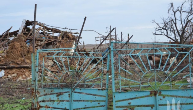 Mujer herida mientras los rusos bombardean Bilozerka en la región de Kherson
