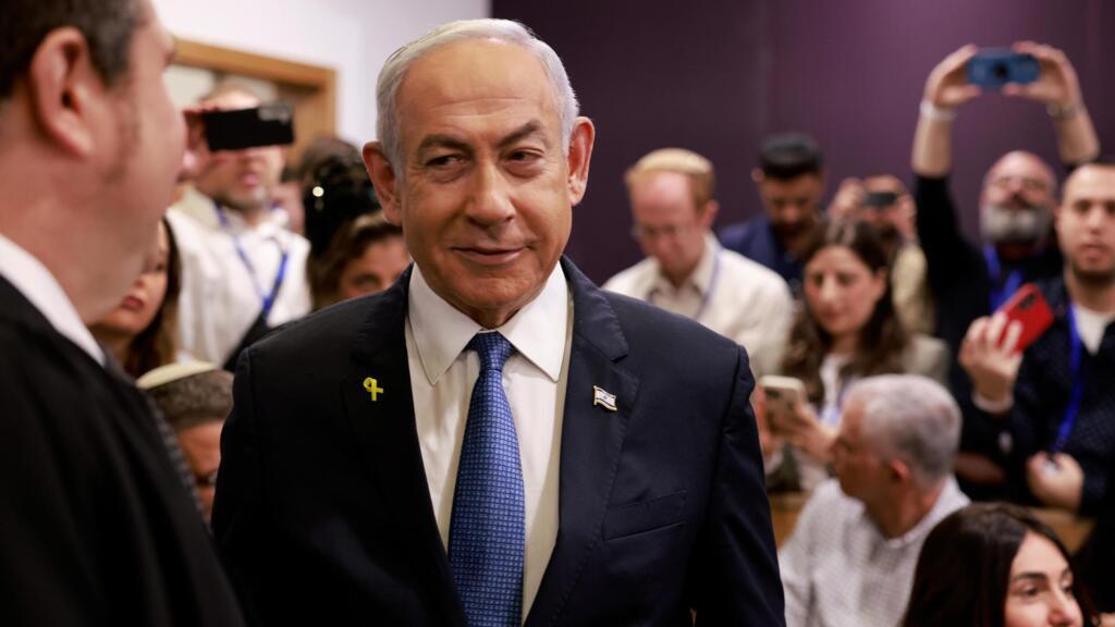 Netanyahu ataca a los medios mientras testifica por primera vez en su juicio por corrupción
