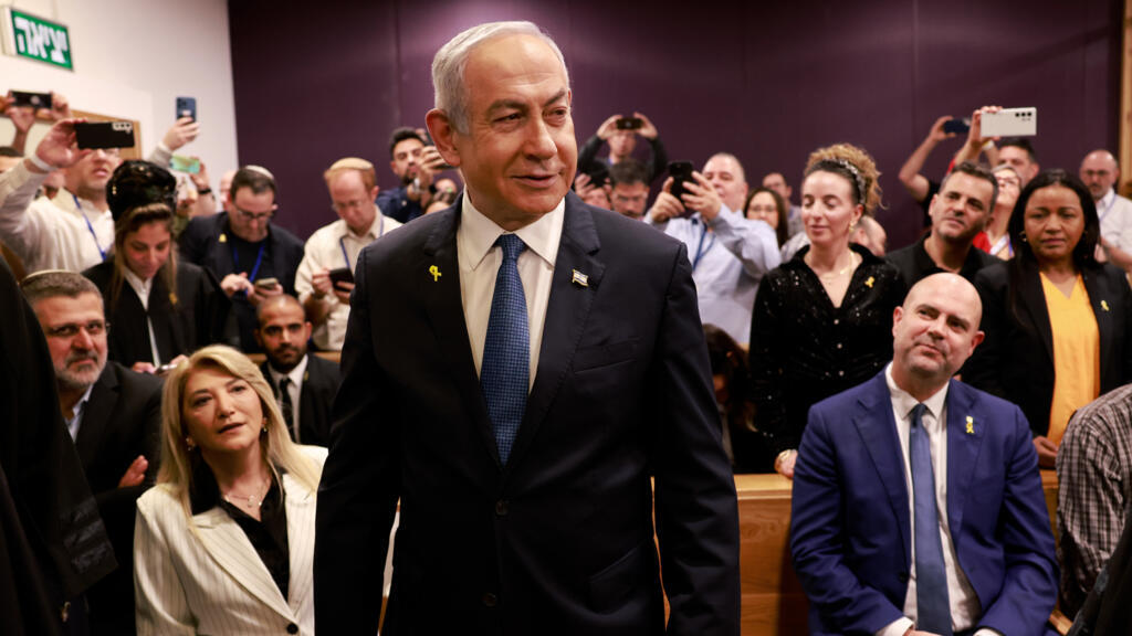 Netanyahu de Israel sube al estrado en un largo juicio por corrupción
